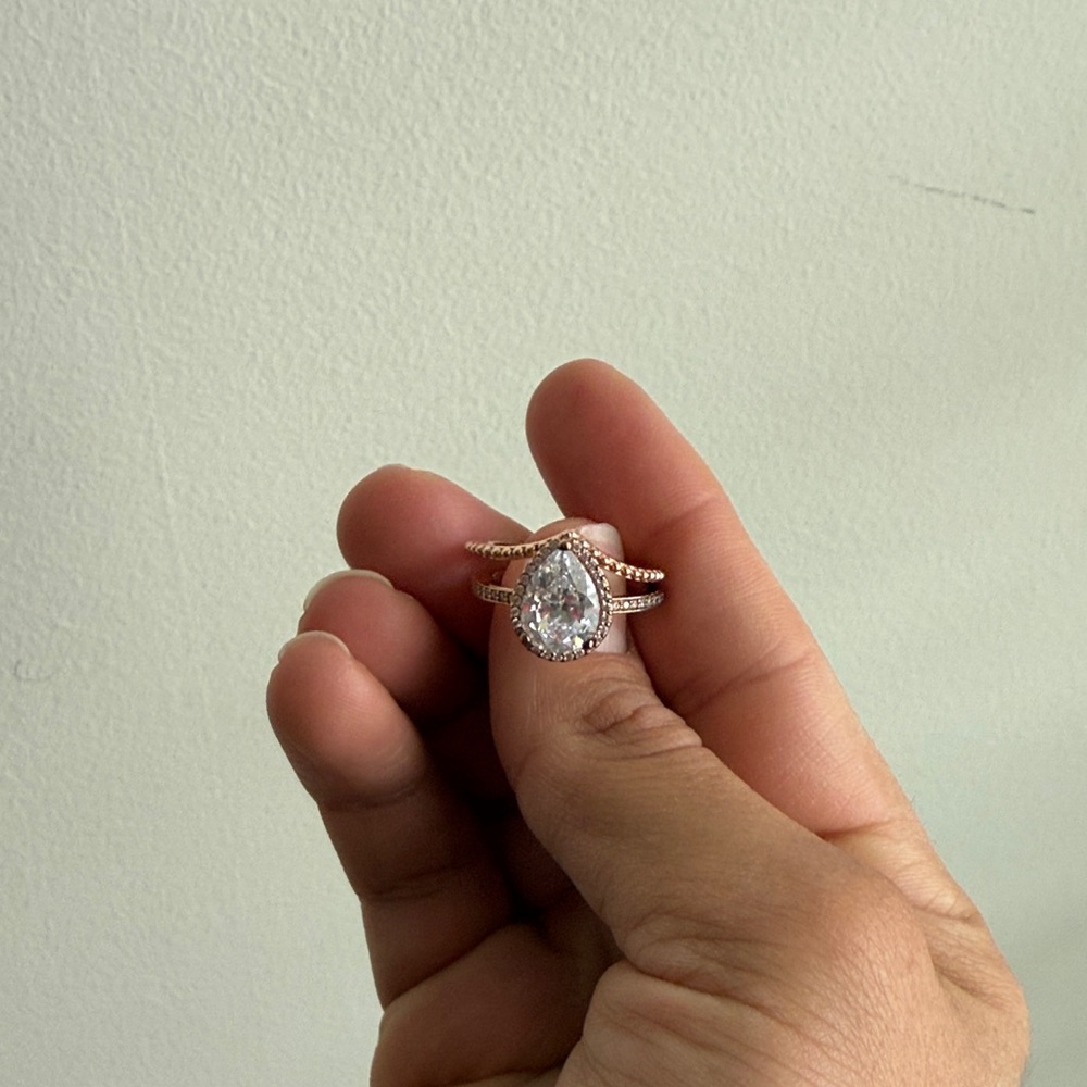 Elegant Gold and Silver Teardrop Ring pandora